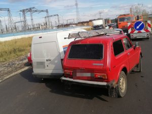 在库尔斯克，一辆 SUV 和一辆小型货车